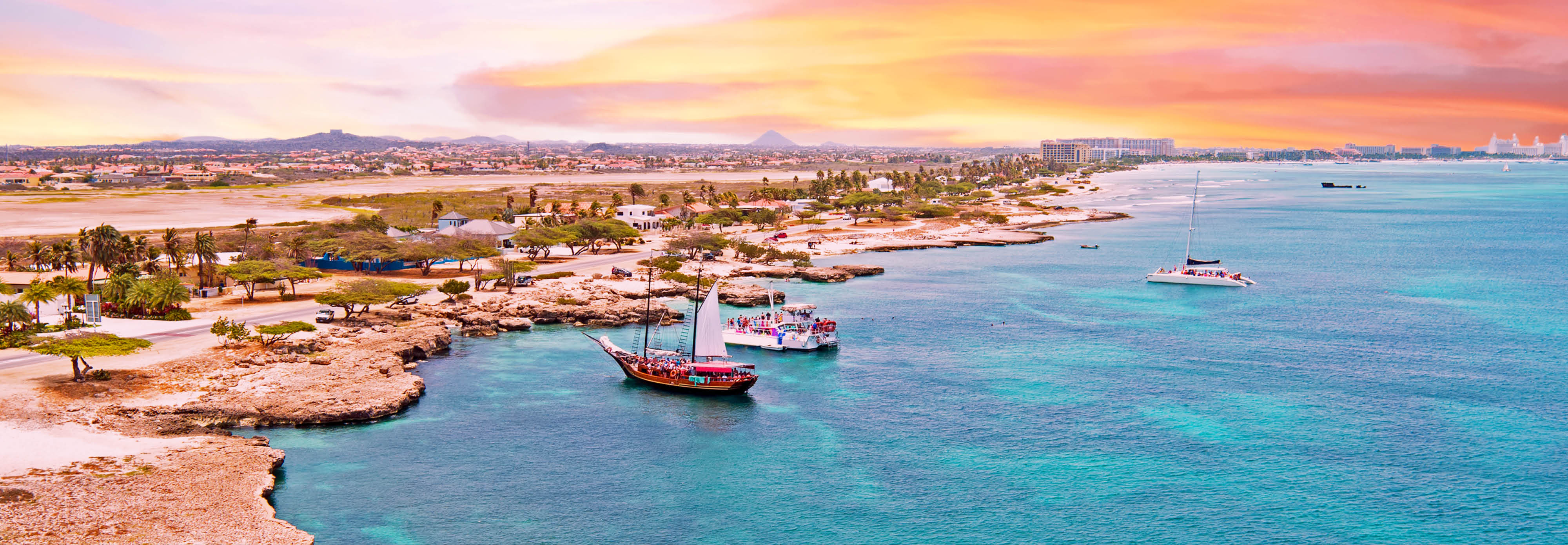 Boats coming ashore on turquoise sea in Aruba