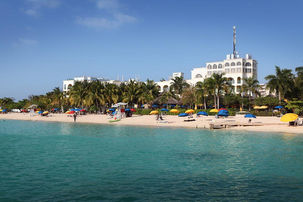 Doctor's Cave Beach during the day 